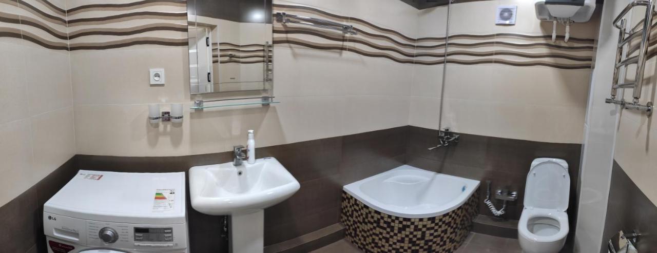 1-Bedroom Apartment In The Very City Center Tashkent Exterior photo